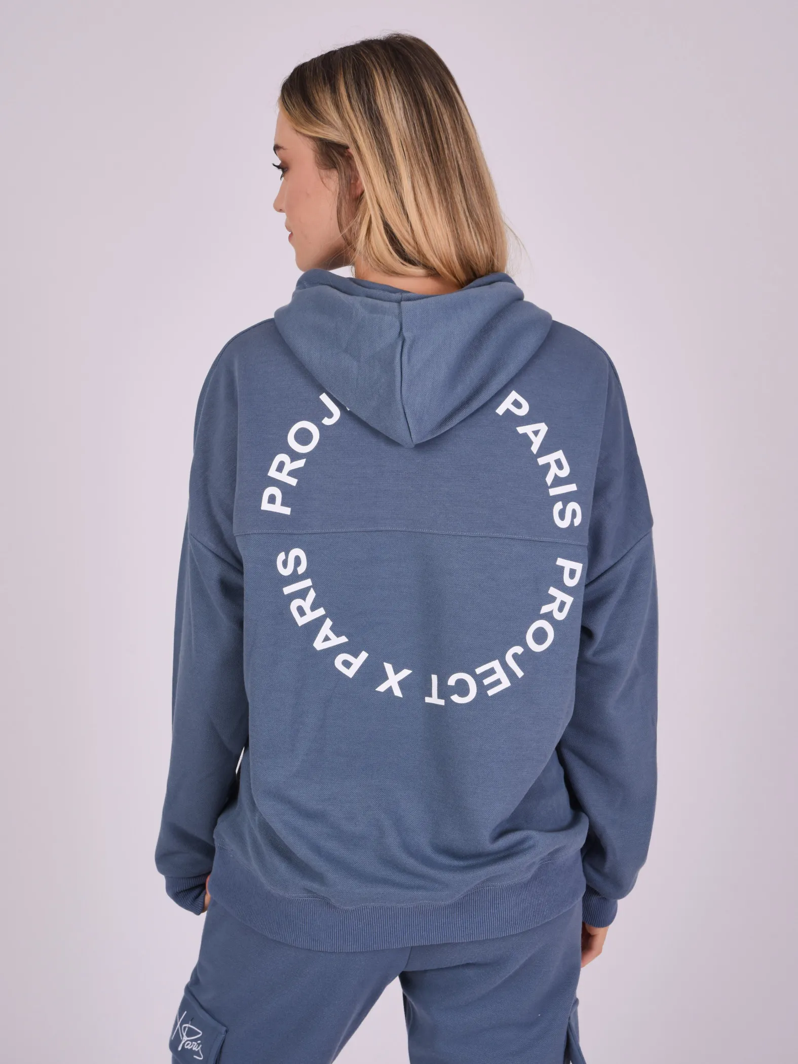 Sudadera con capucha y bolsillo