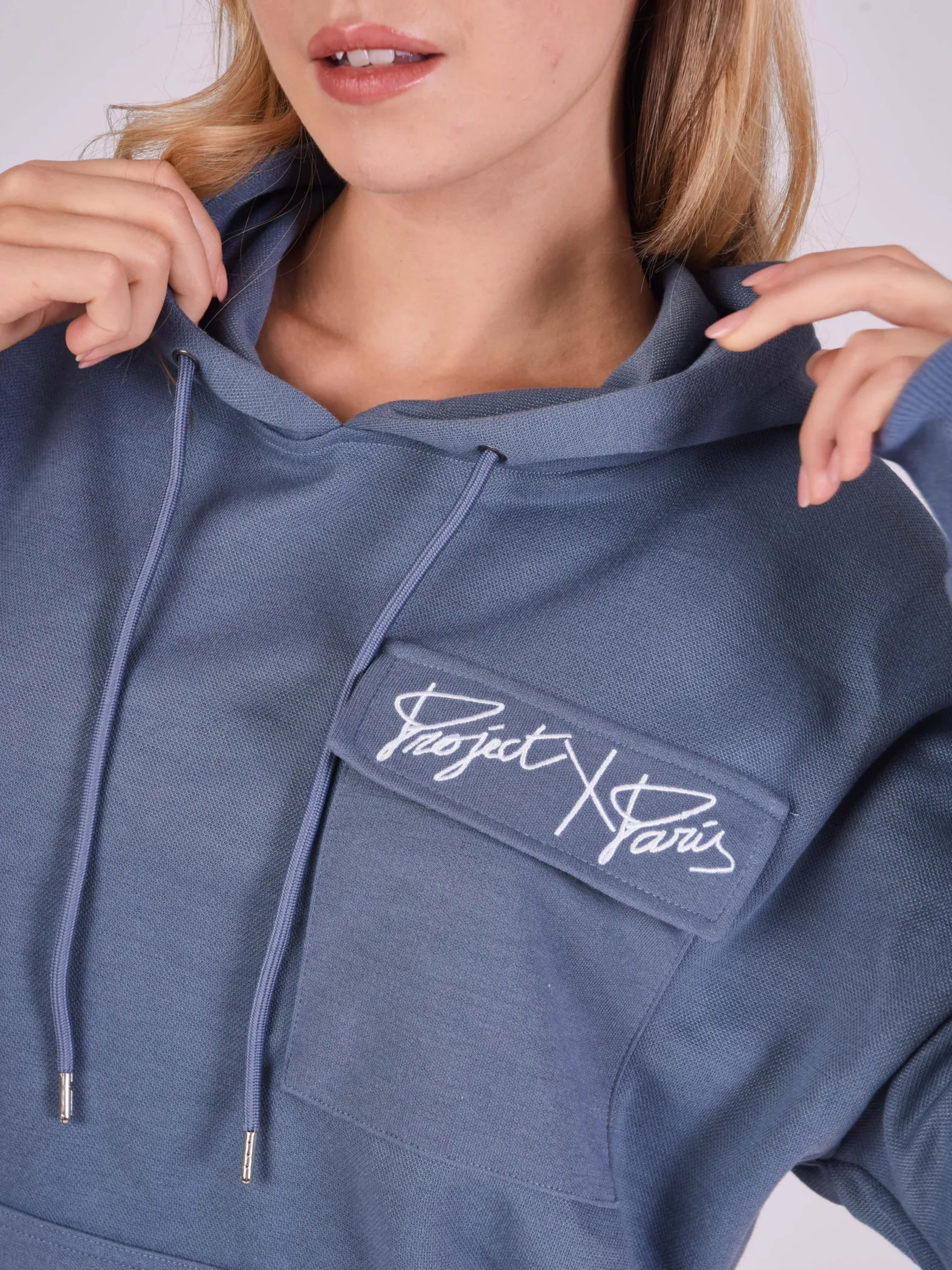 Sudadera con capucha y bolsillo