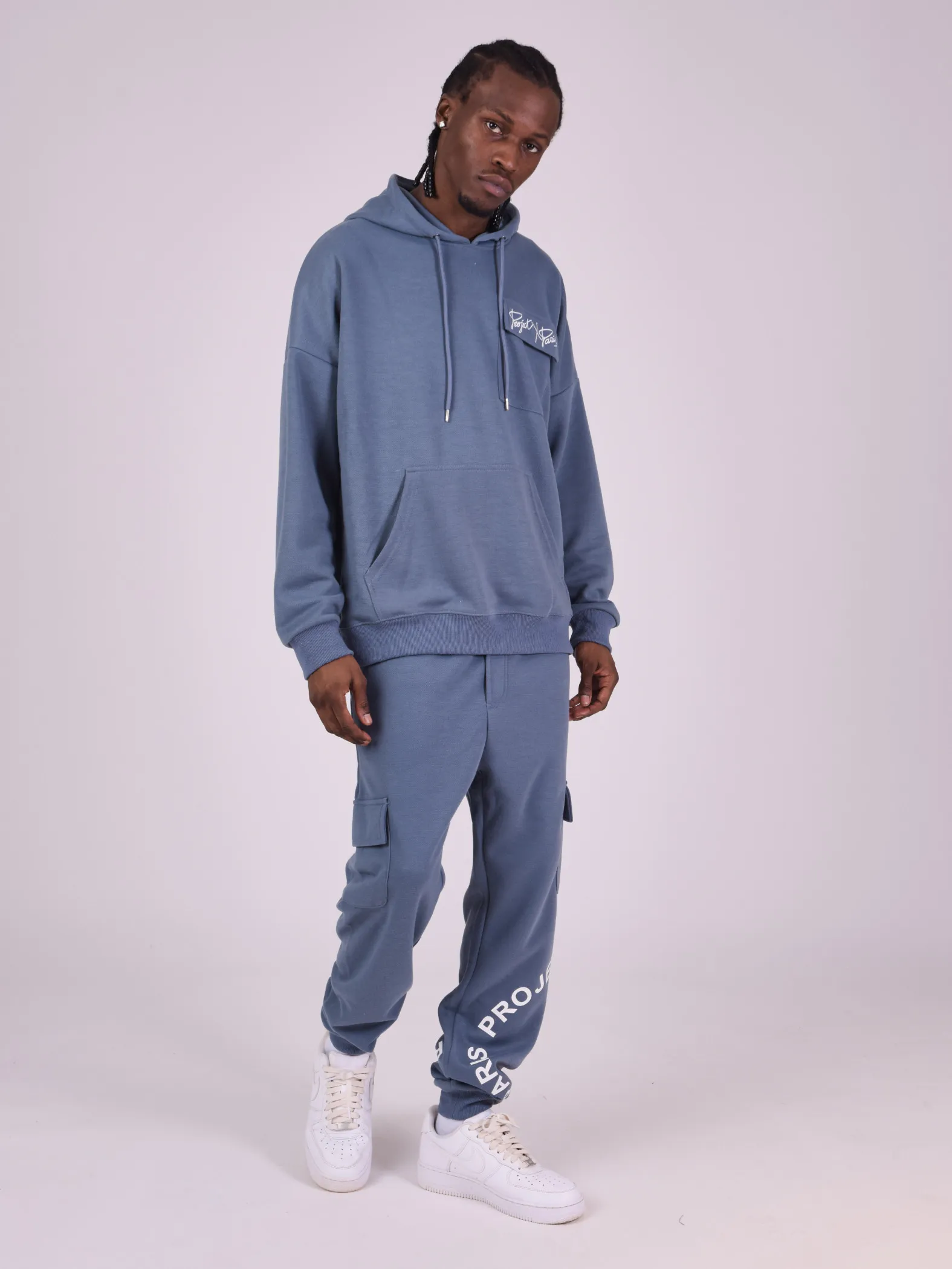 Sudadera con capucha y bolsillo