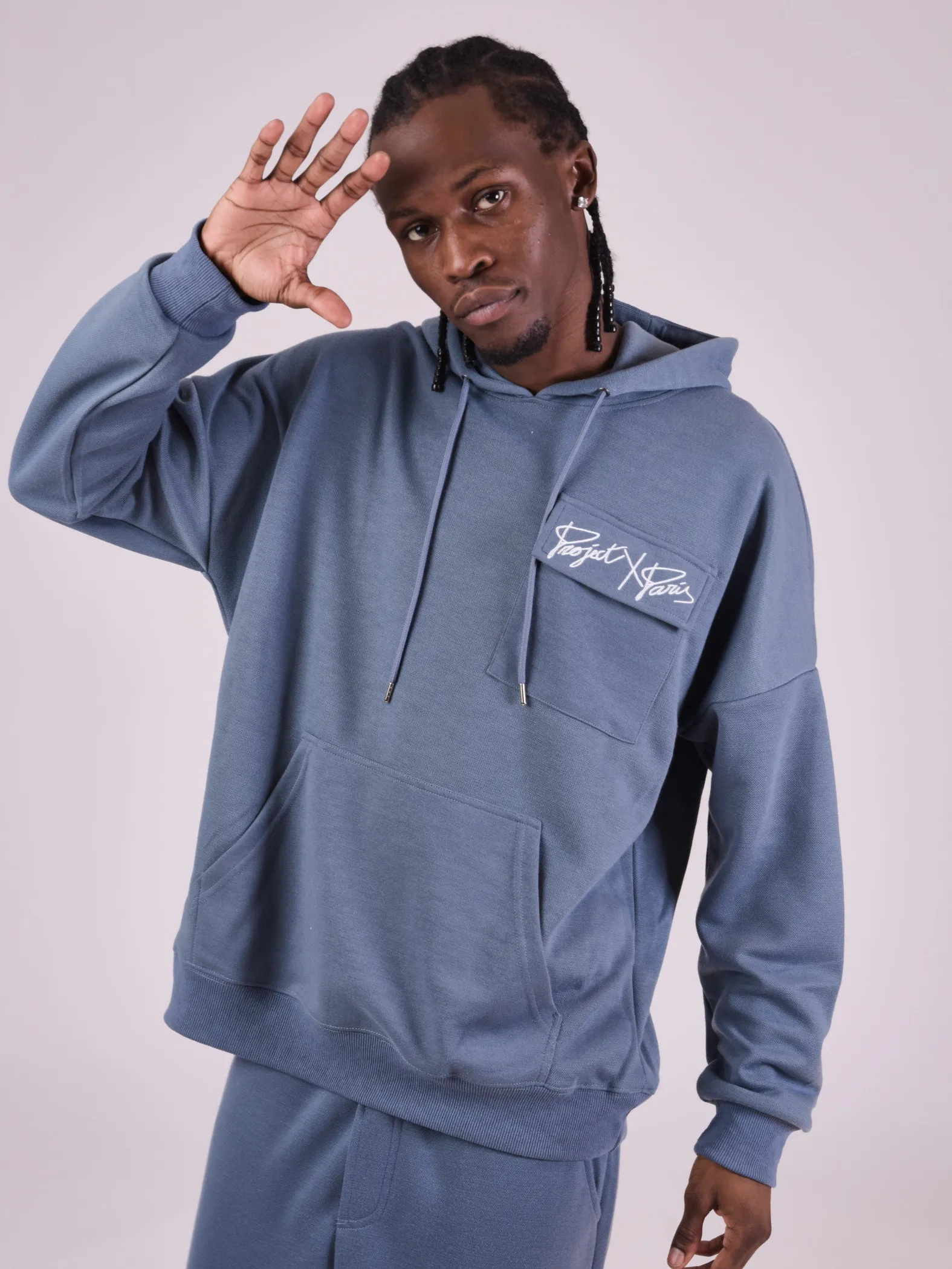 Sudadera con capucha y bolsillo