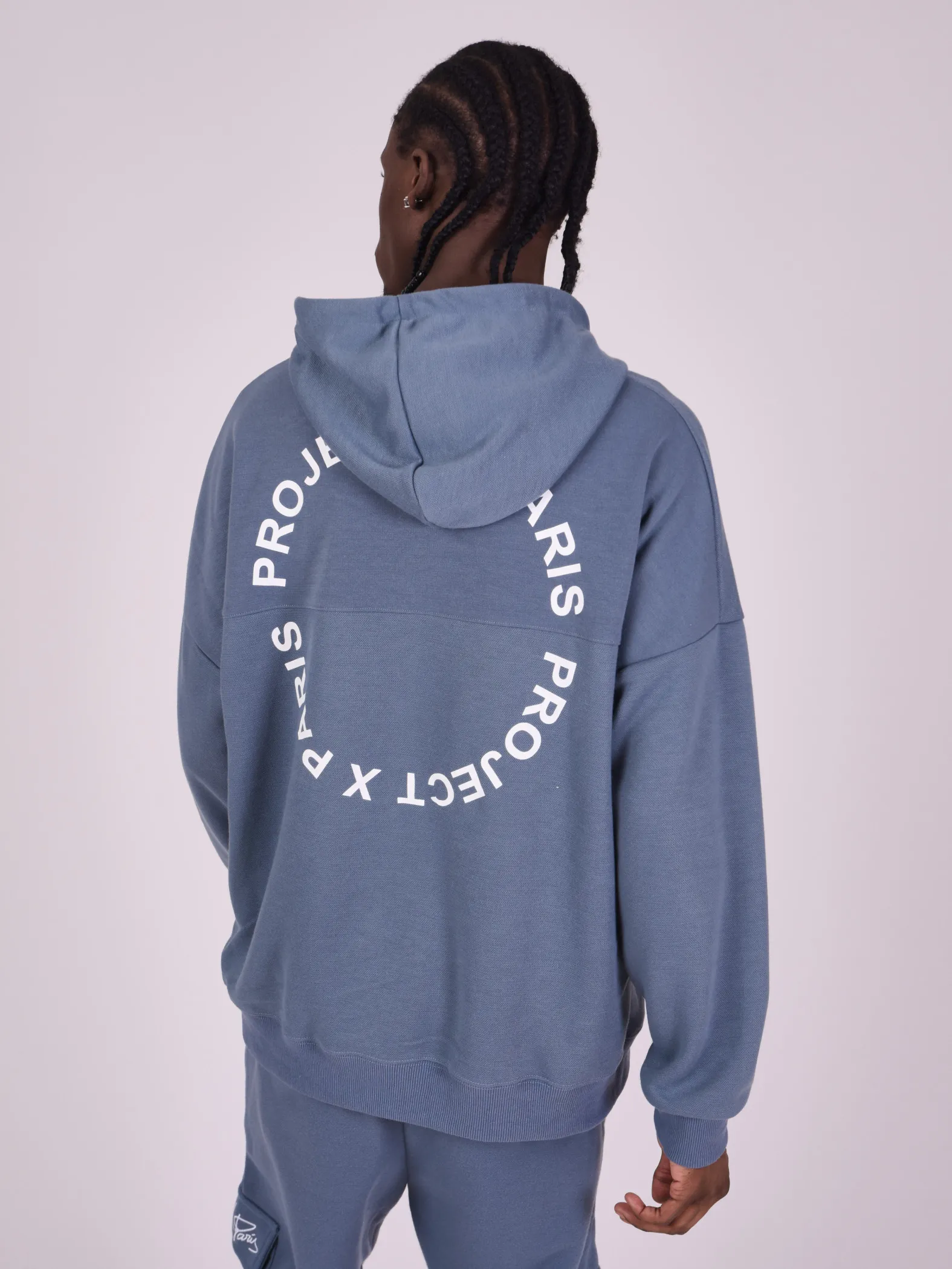 Sudadera con capucha y bolsillo