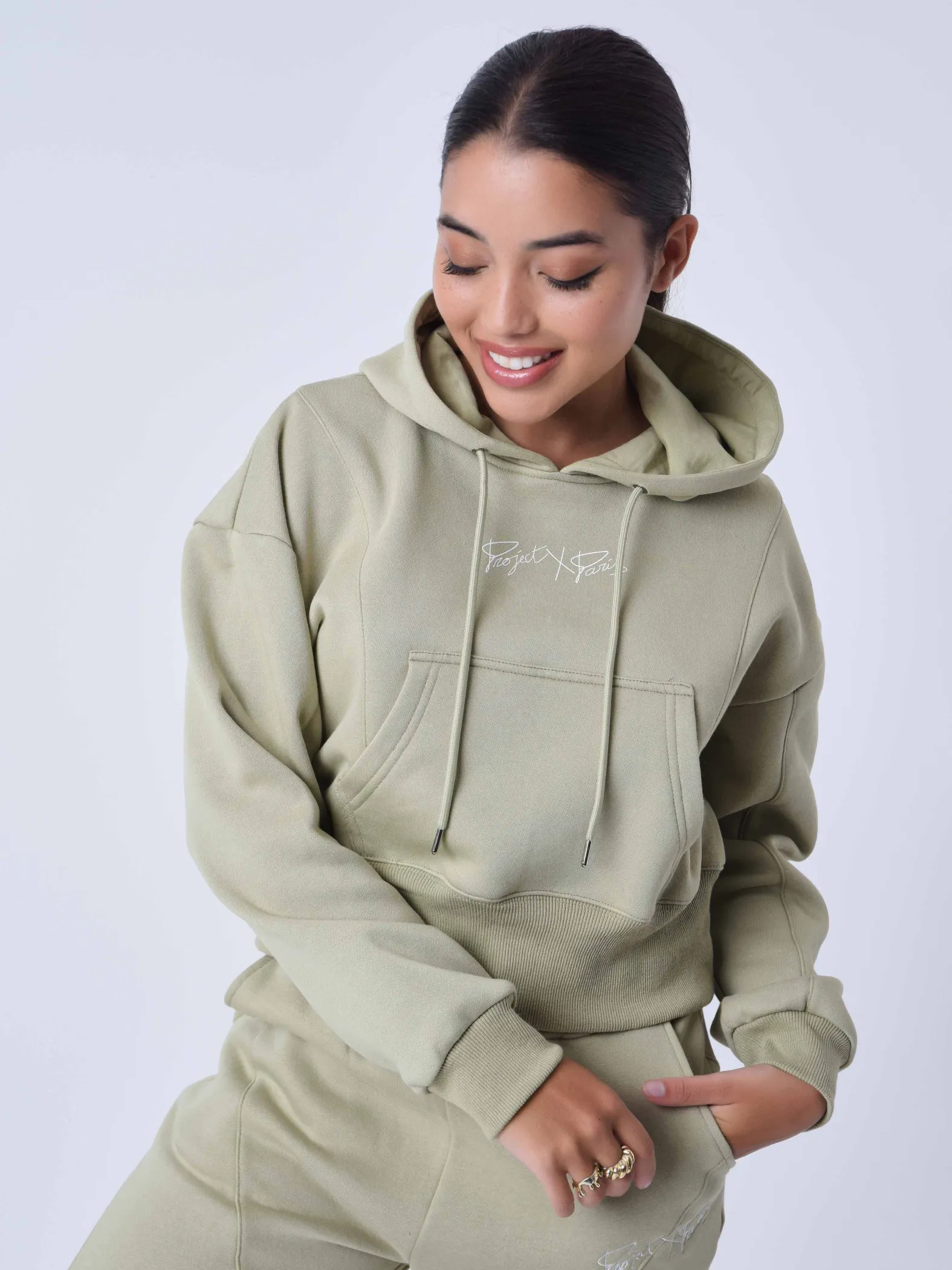 Sudadera con capucha y costuras