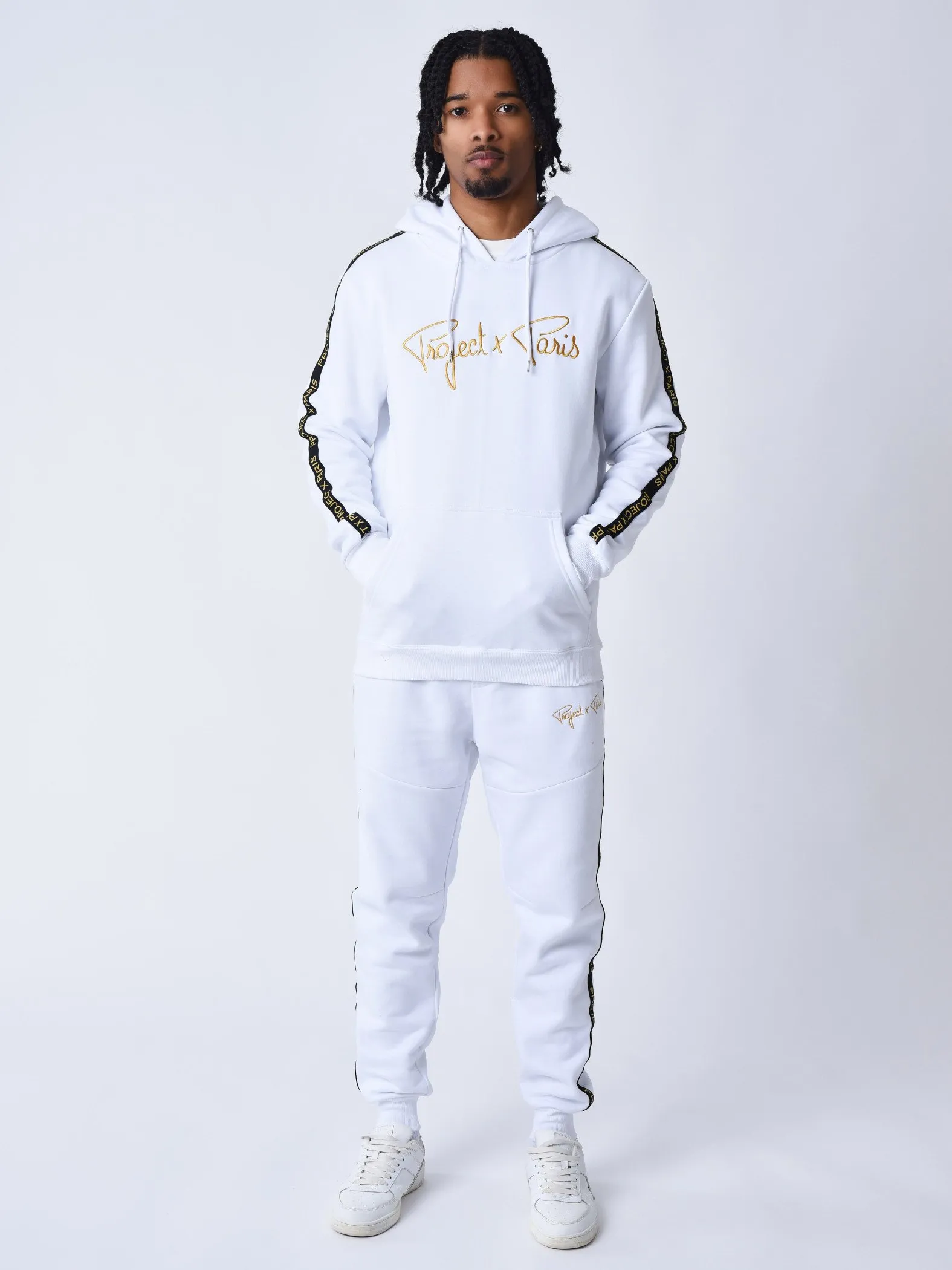 Sudadera con capucha y logotipo bordado