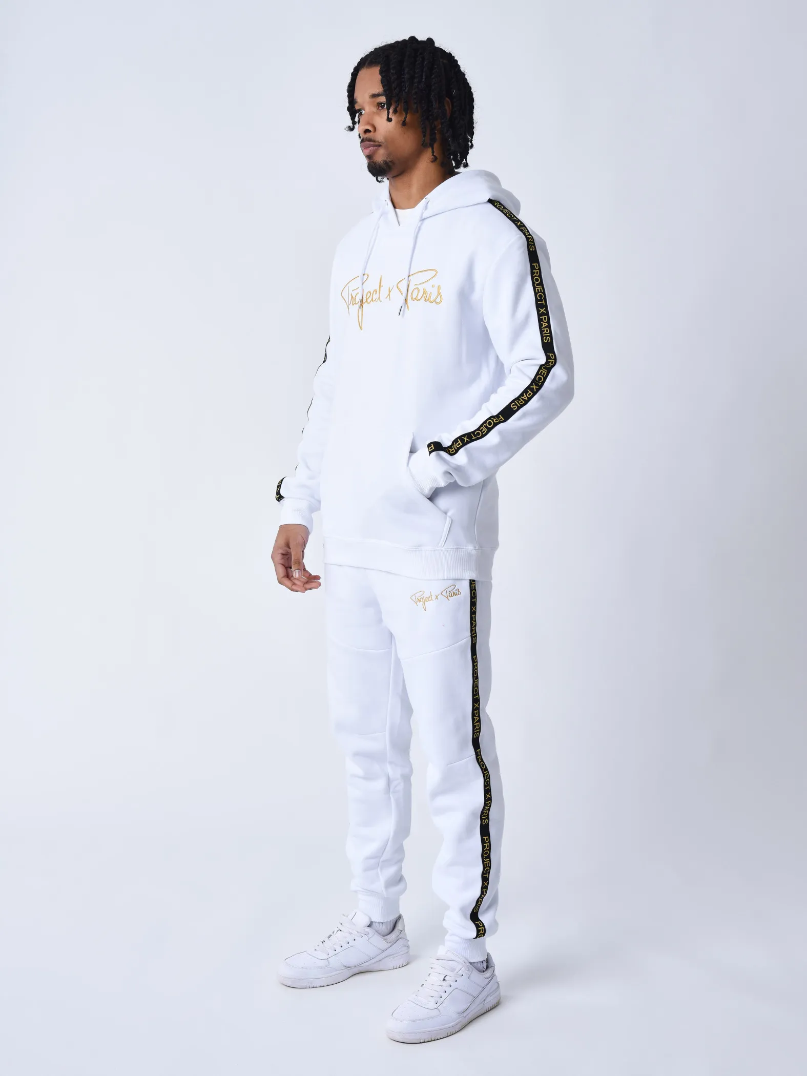 Sudadera con capucha y logotipo bordado