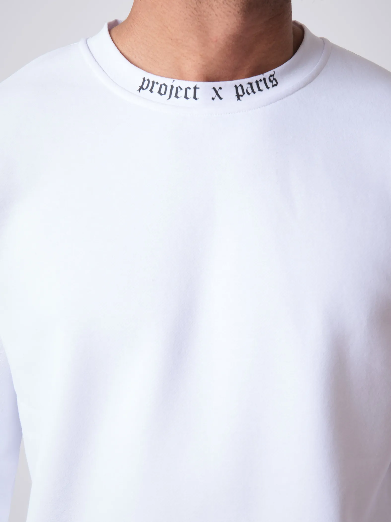 Sudadera de cuello redondo con estampado gótico