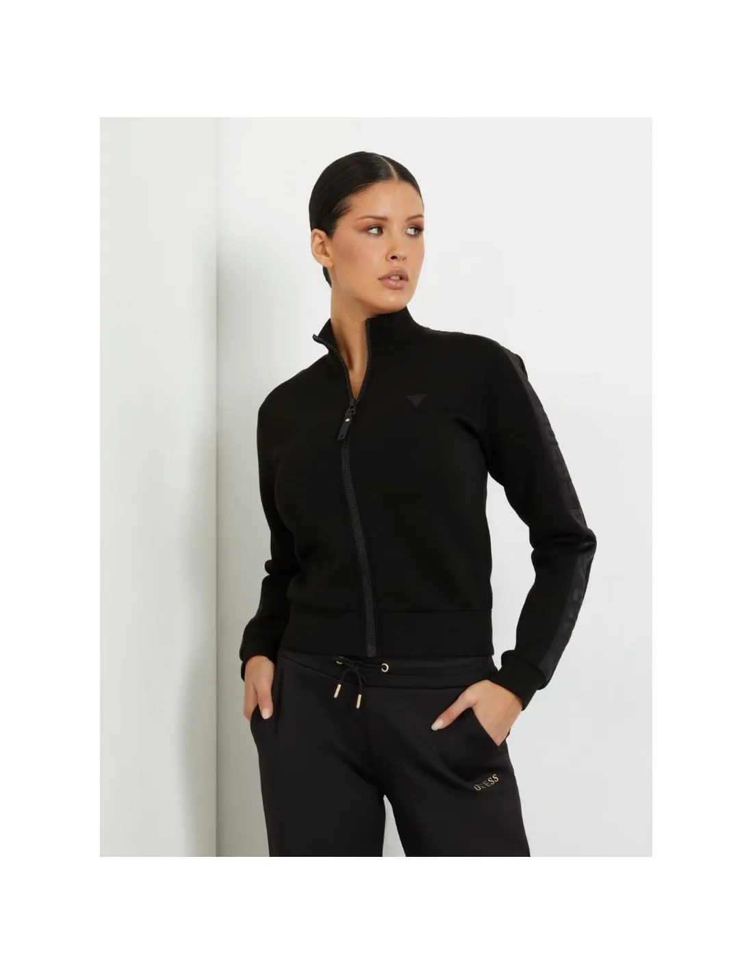 SUDADERA GUESS NEGRA LOGO PEQUEñO  ECOOL
