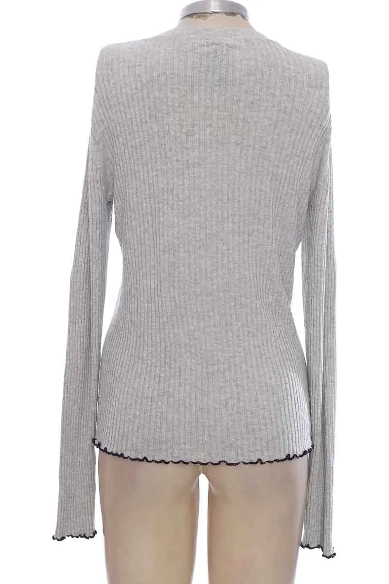 SWEATER COLOR GRIS  CLOSEANDO