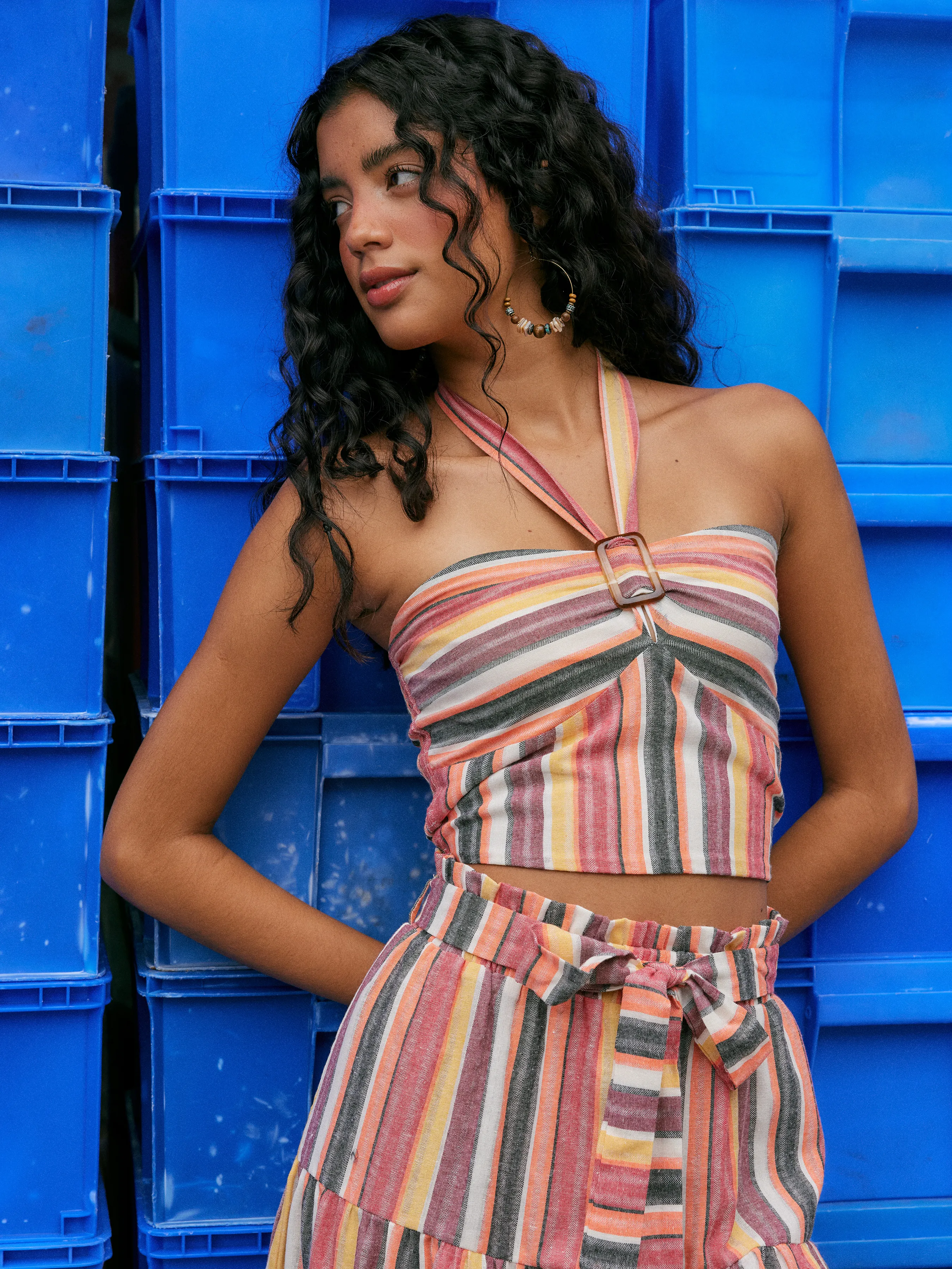 Top Corto de Rayas con Cuello Halter y Fruncido Tejido