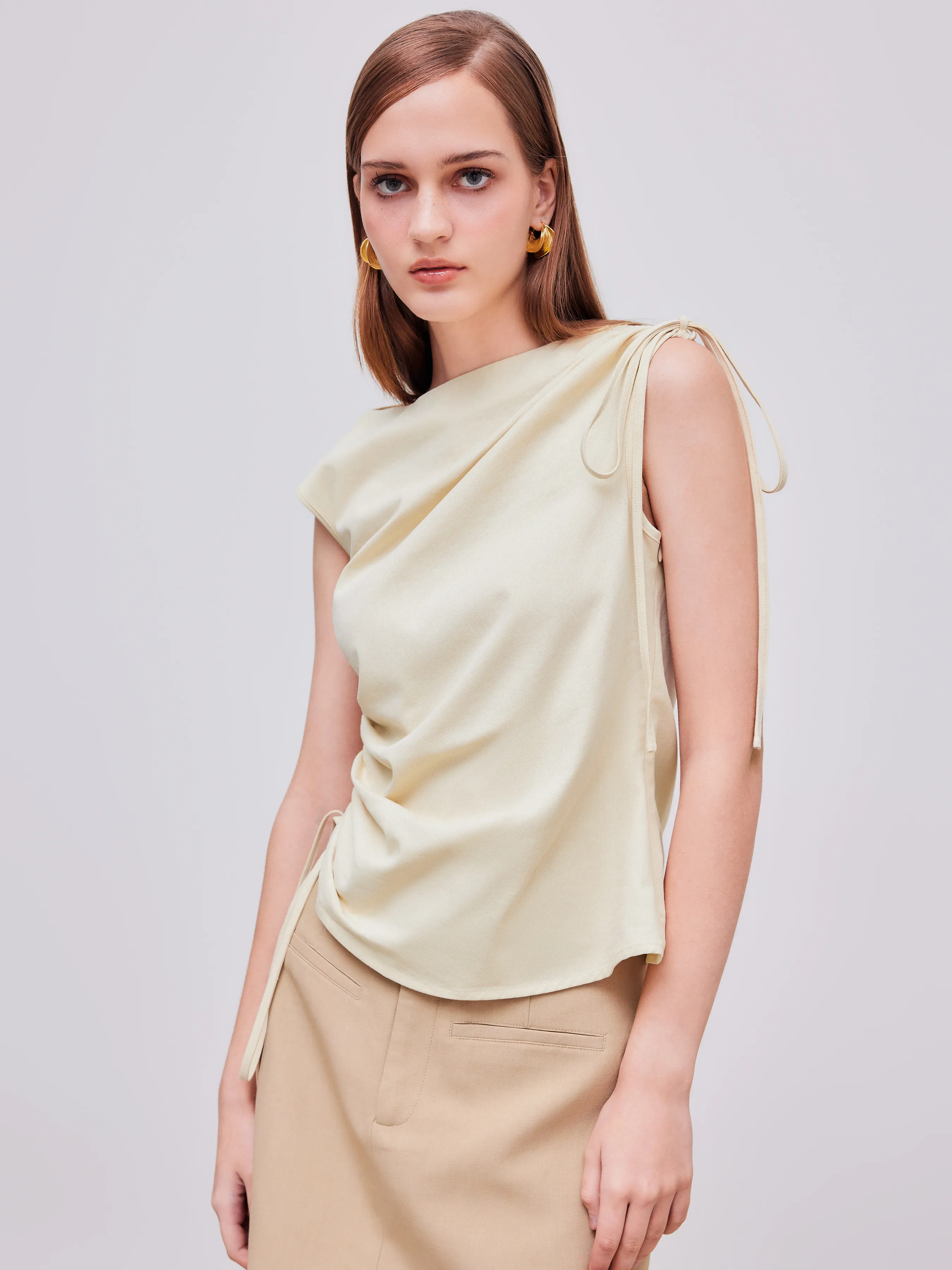 Top de tirantes con cuello barco y fruncido con cordón ajustable