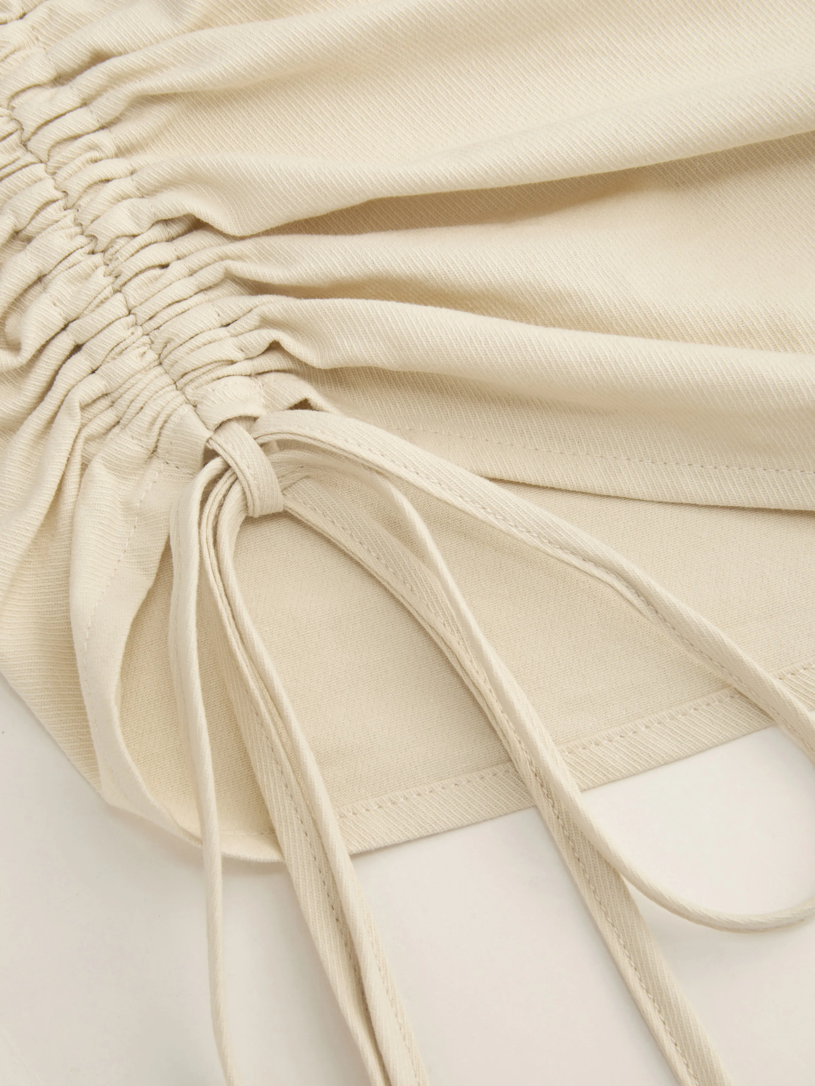 Top de tirantes con cuello barco y fruncido con cordón ajustable