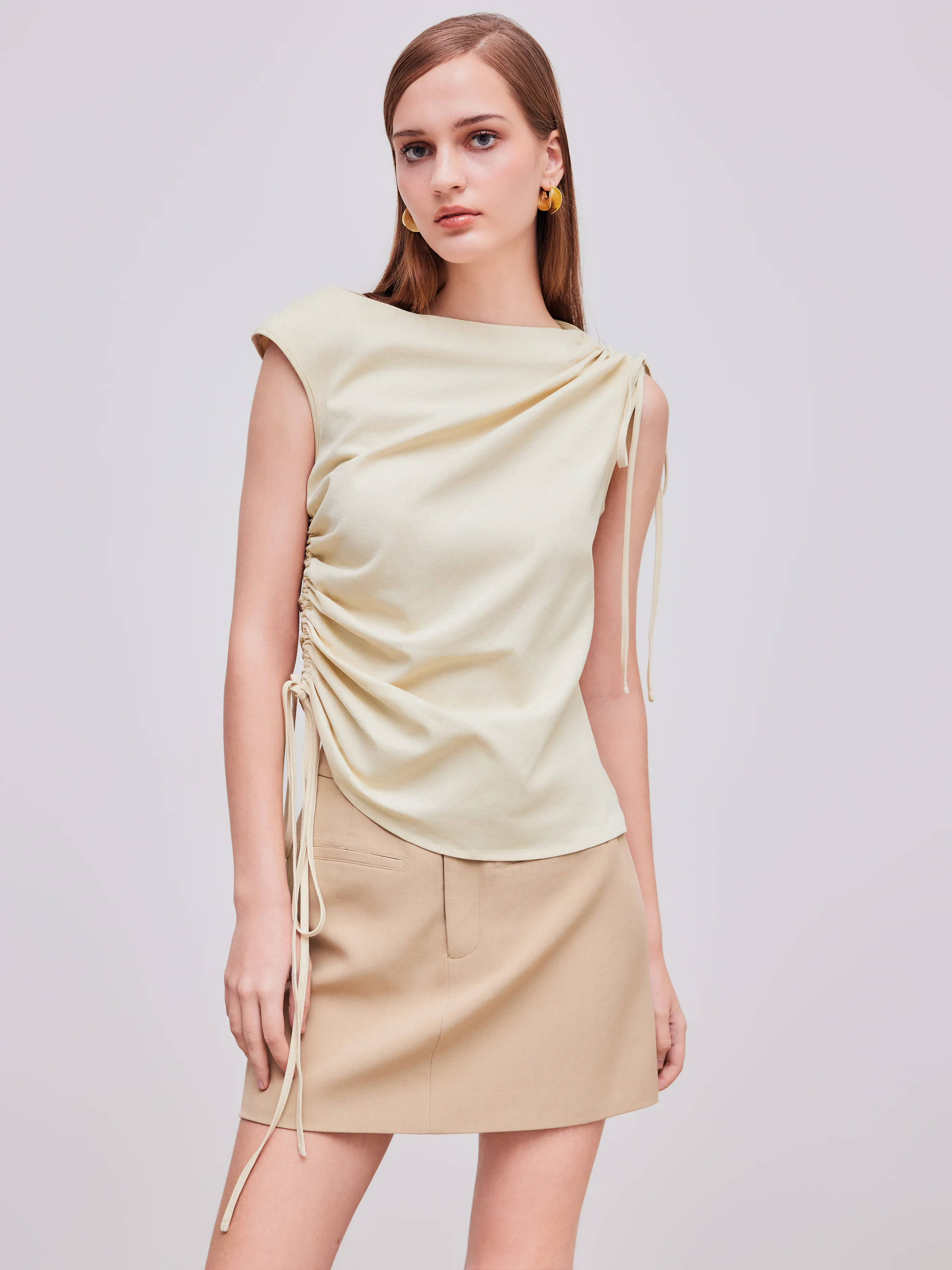 Top de tirantes con cuello barco y fruncido con cordón ajustable