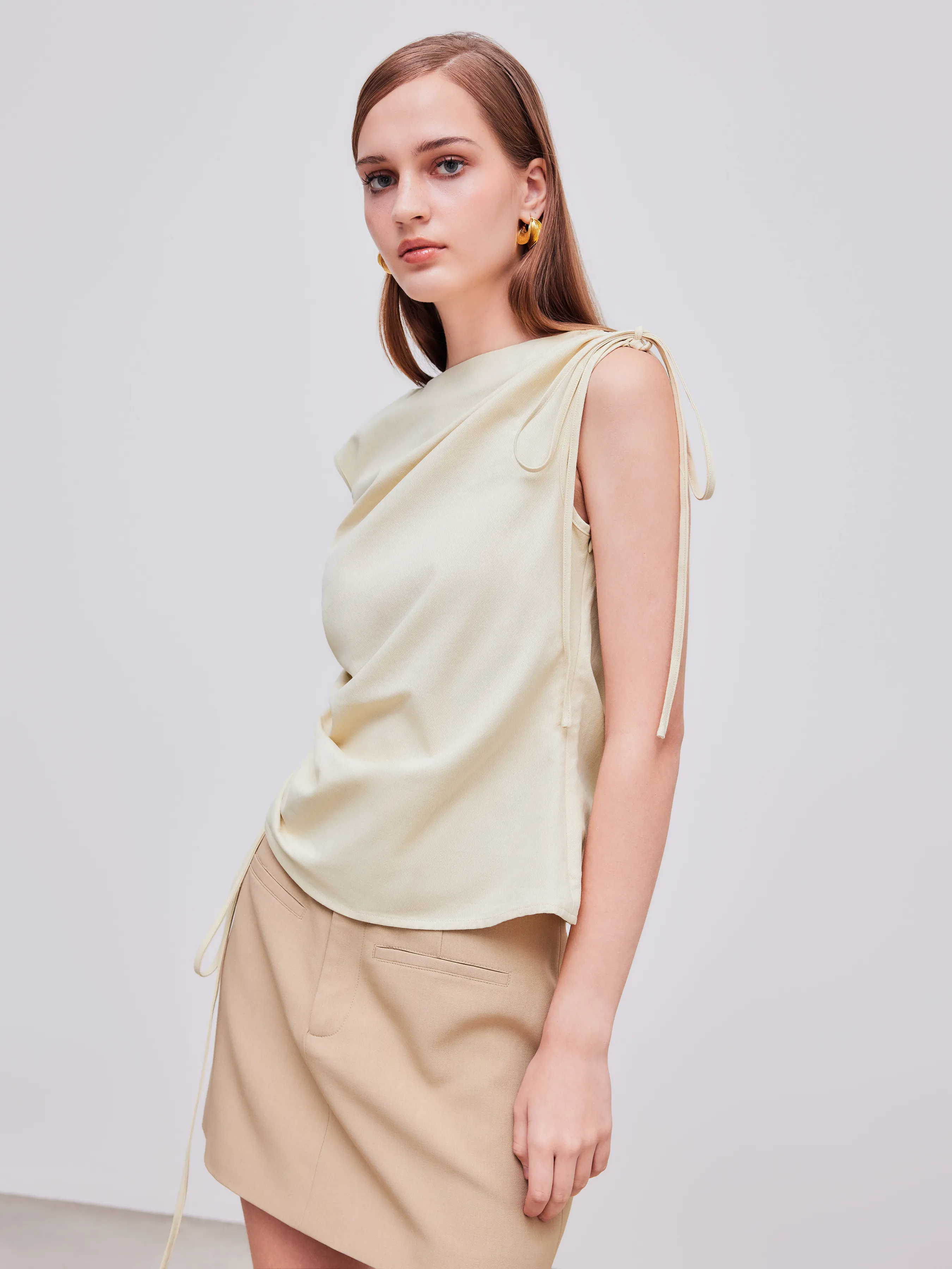 Top de tirantes con cuello barco y fruncido con cordón ajustable