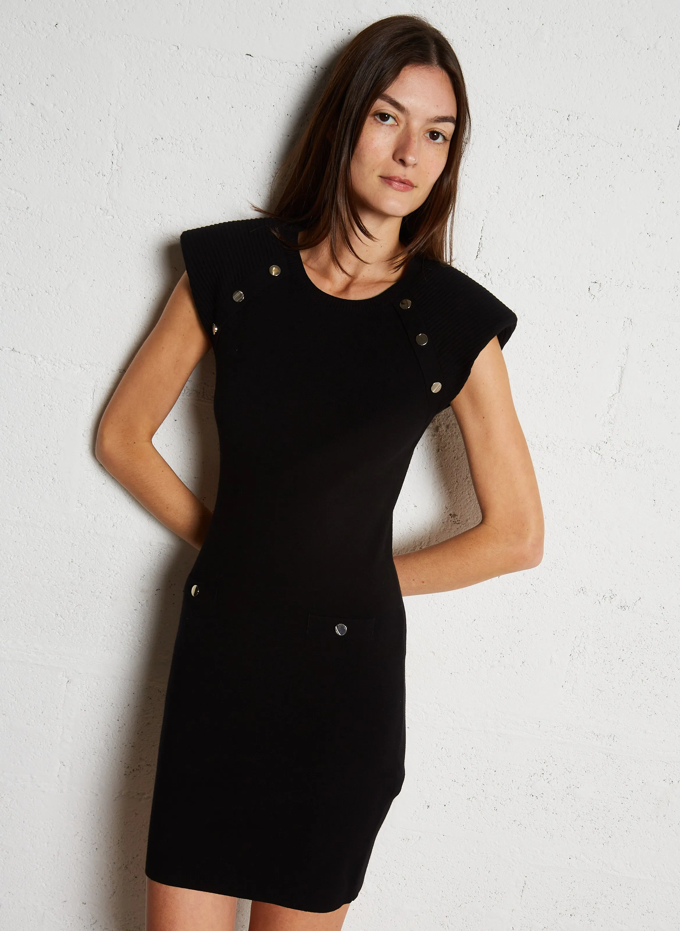 Vestido corto con cuello redondo en negro