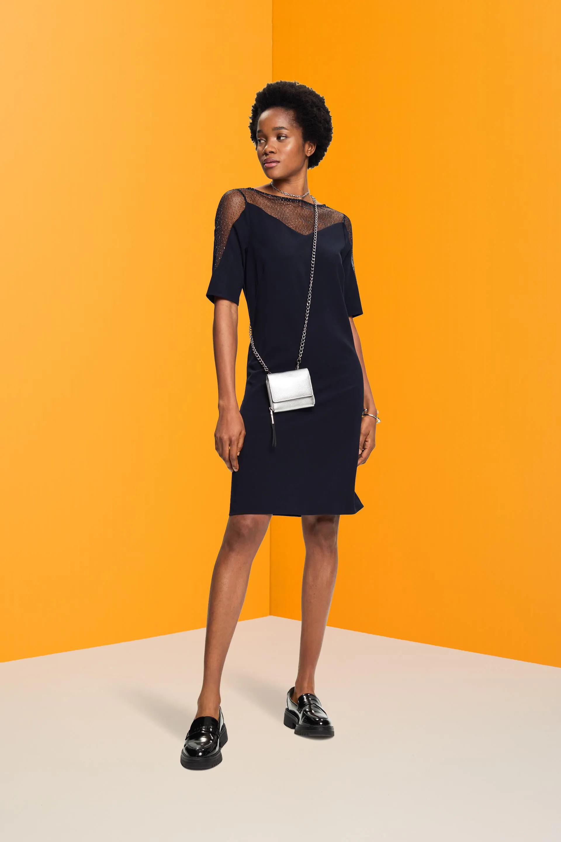 Vestido corto con escote brillante