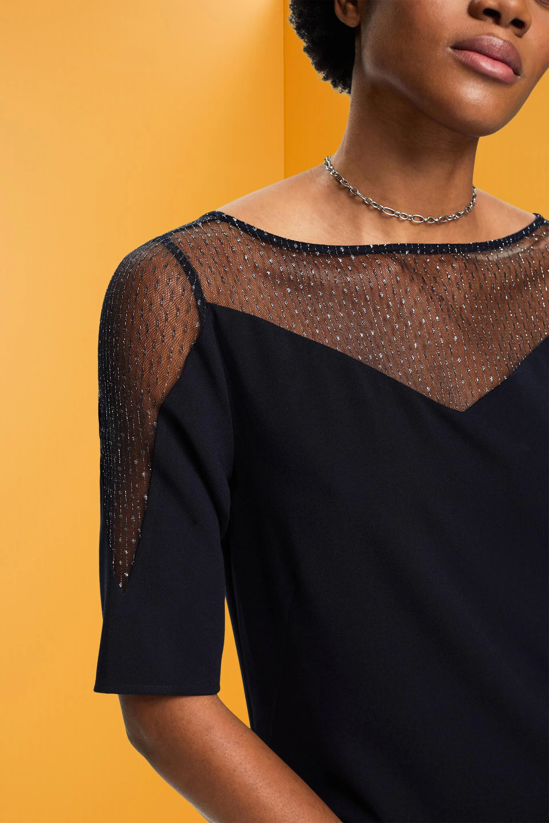 Vestido corto con escote brillante