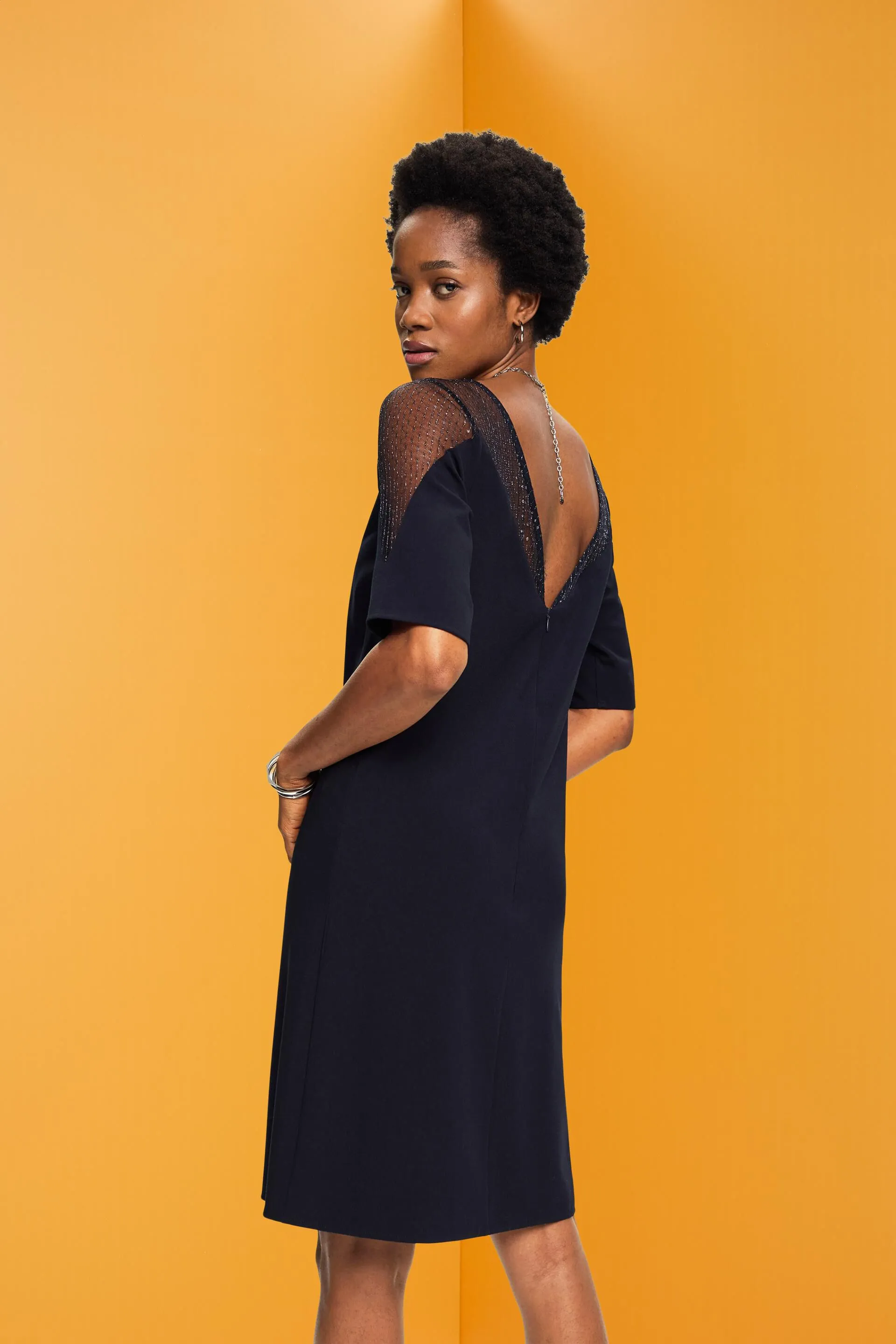 Vestido corto con escote brillante