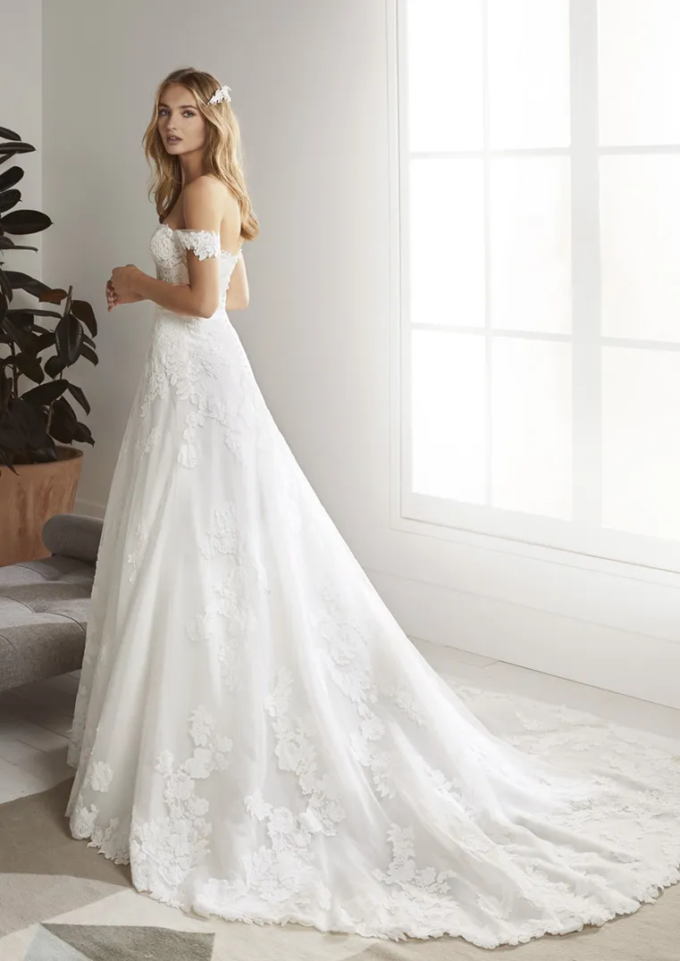 Vestido de novia con escote barco