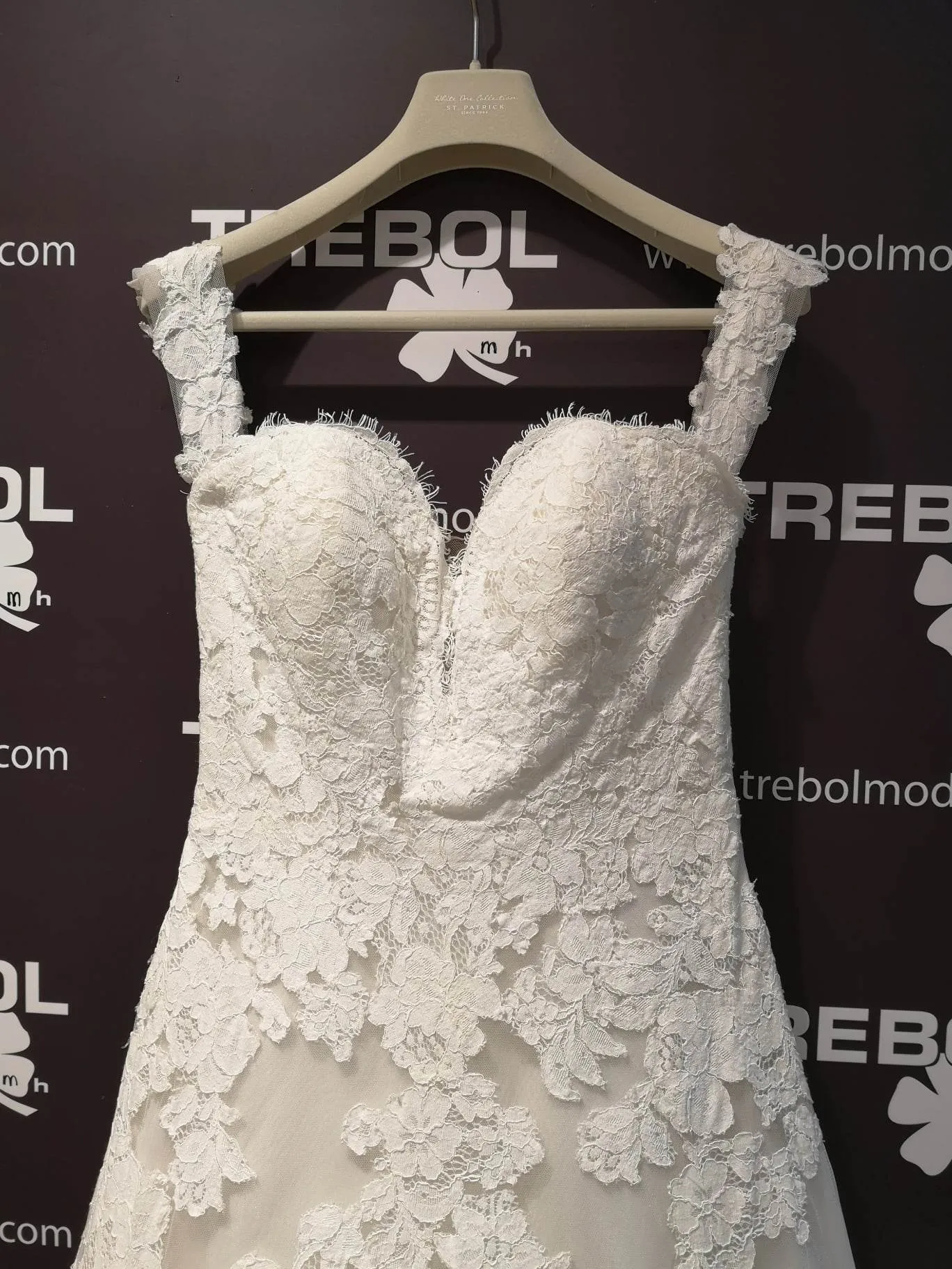 Vestido de novia con escote barco