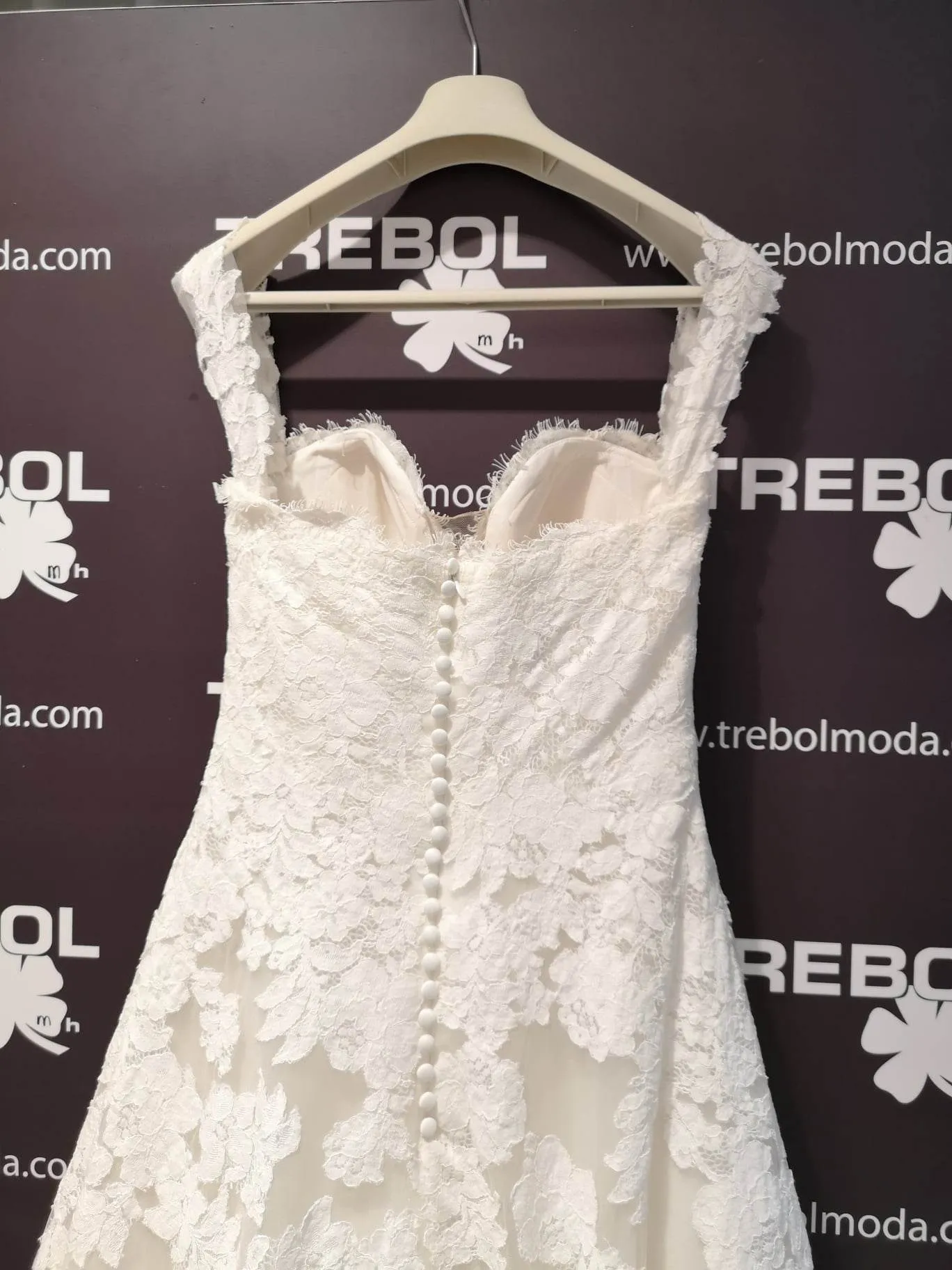 Vestido de novia con escote barco