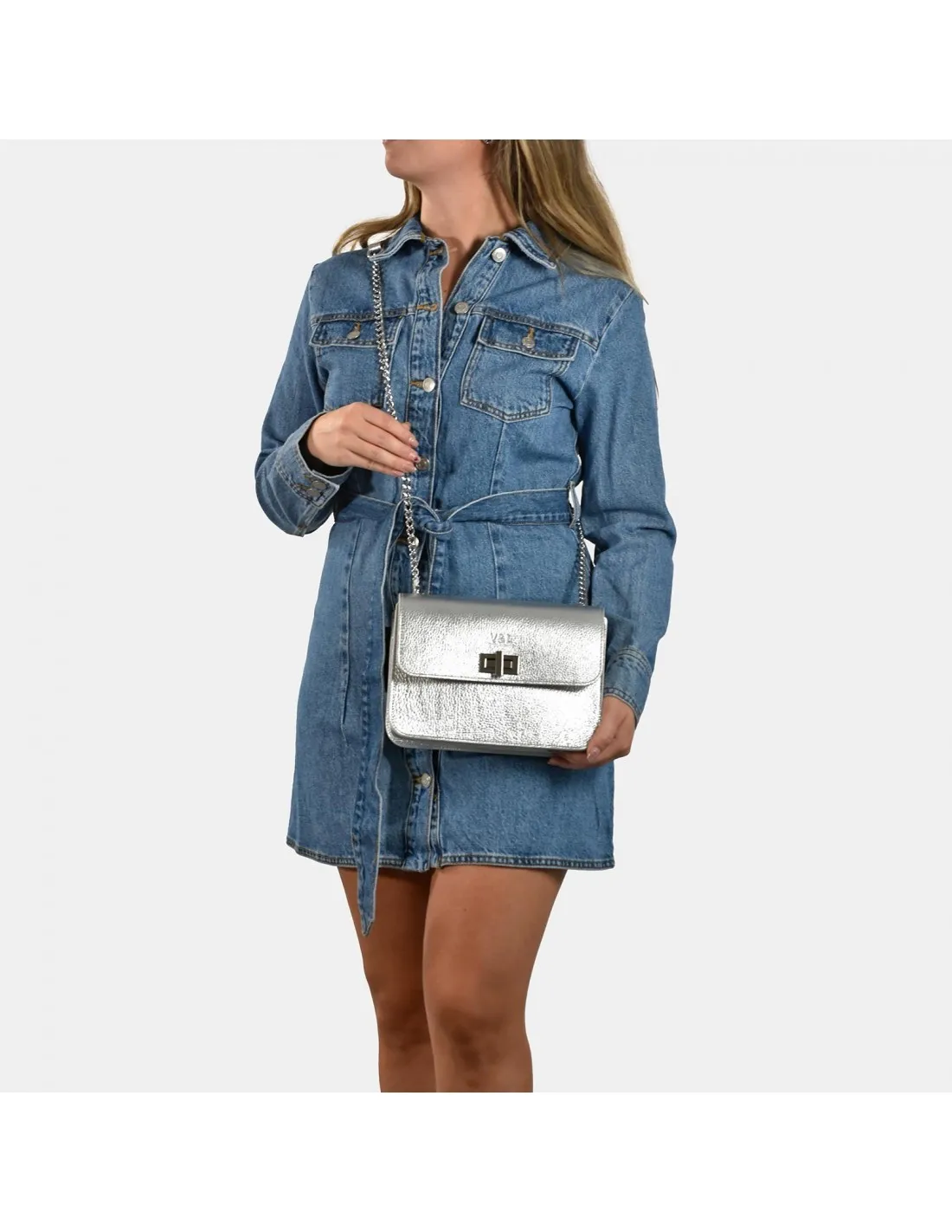 Victorio & Lucchino Bolso bandolera metálica con solapa para mujer piel grabado